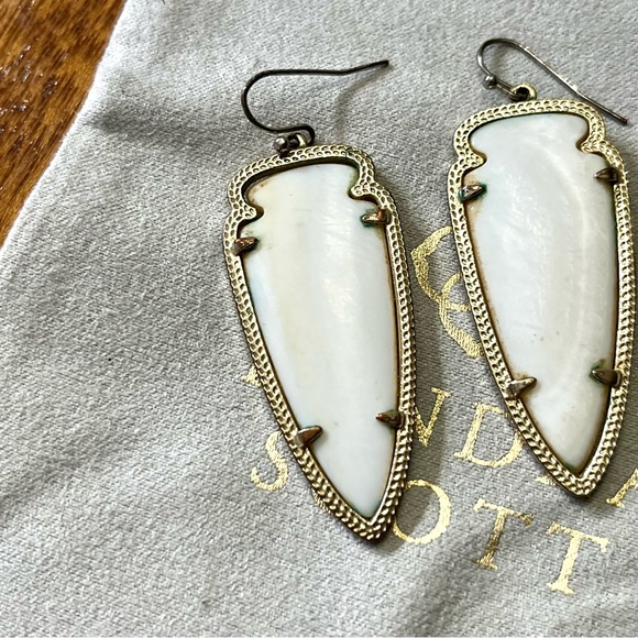 Kendra Scott SKYLAR White Mother of Pearl Arrowhead Earrings - Picture 2 of 4